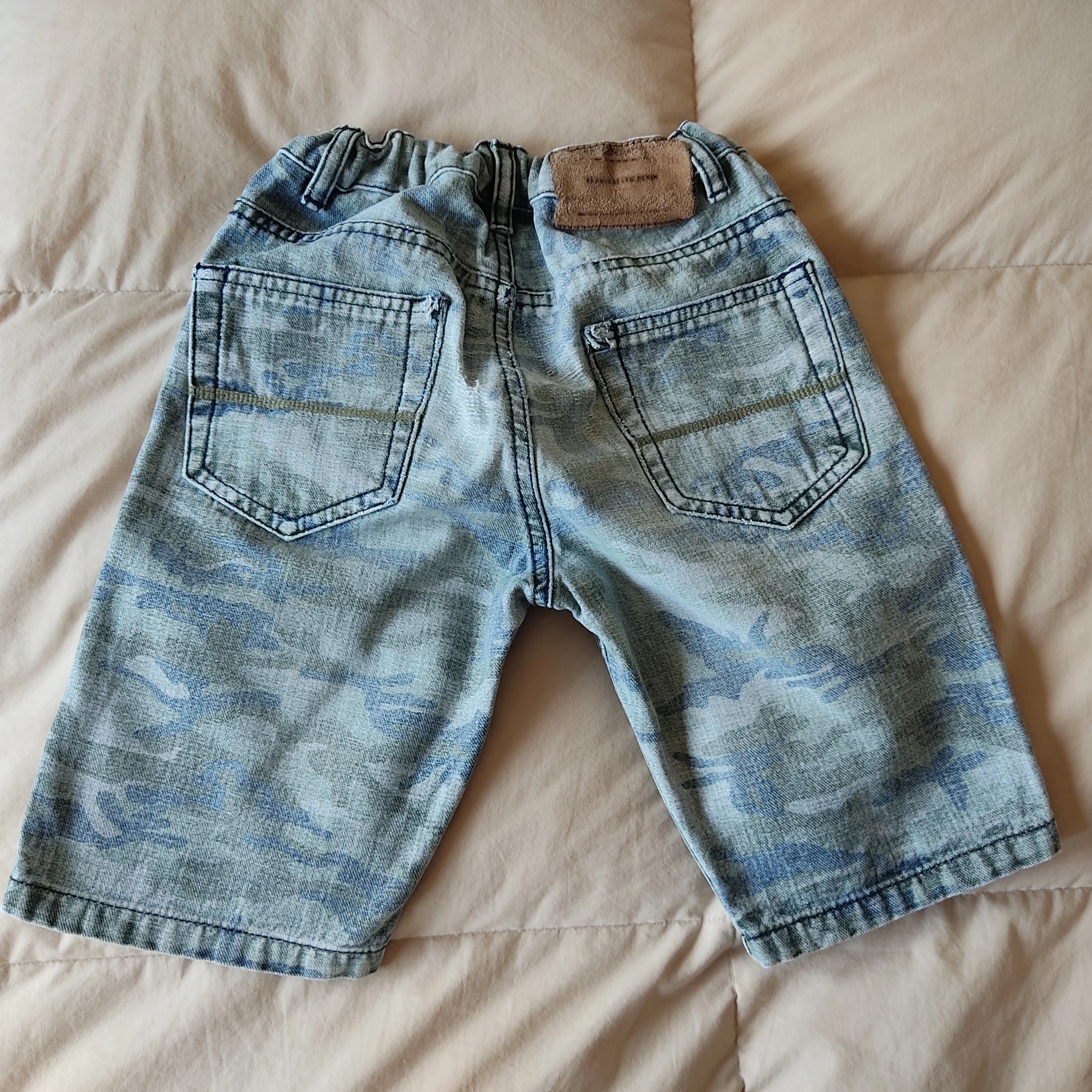 Calça jeans curta camuflada. Tamanho 7 A – photo 2